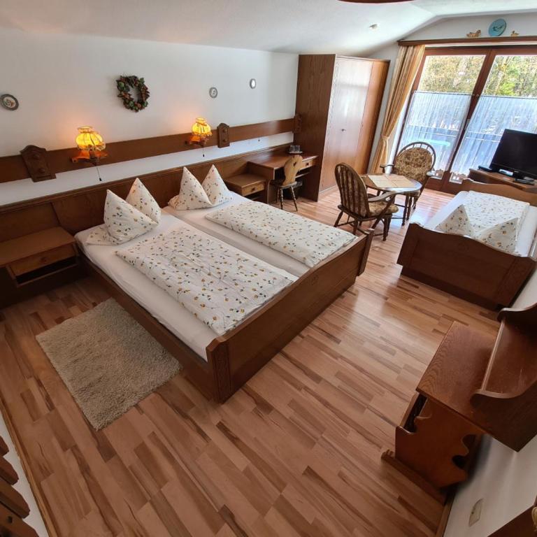 Alpenpension Bergidyll in Schönau am Königssee - Dreibettzimmer mit Balkon - 1