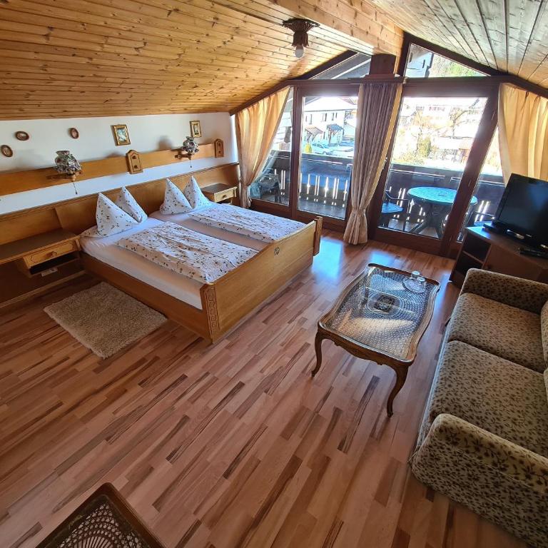 Alpenpension Bergidyll in Schönau am Königssee - Vierbettzimmer mit Balkon - 1