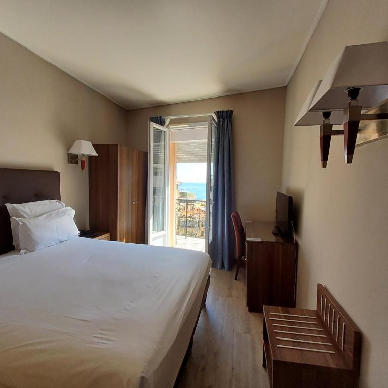 Hotel Capitole - Chambre Double avec Balcon - Côté Rue - 3