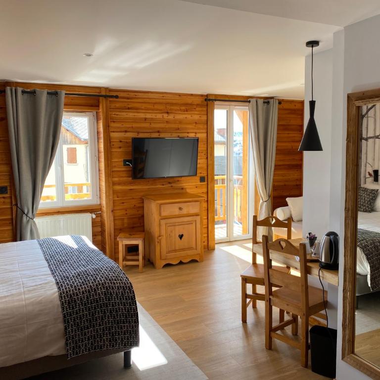 Logis Hôtel Les Autanes & Spa - Chambre Triple Supérieure - 5