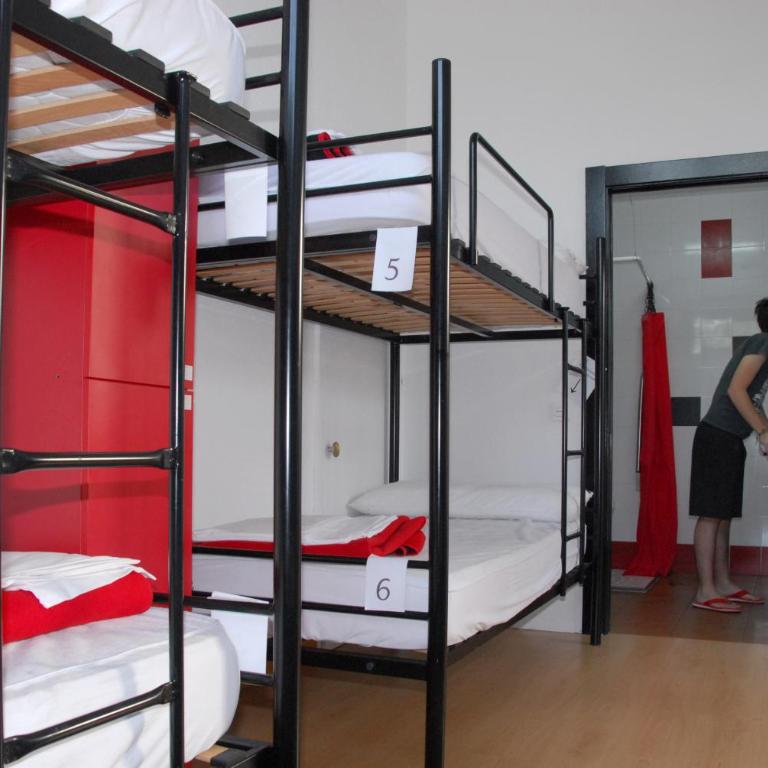 Bilbao Akelarre Hostel - Quadruple Room with Private Bathroom - 5