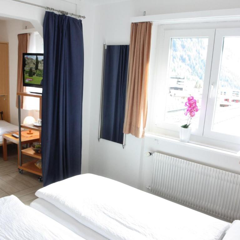 Hotel Paradis-Leukerbad-Therme - Dreibettzimmer - 1