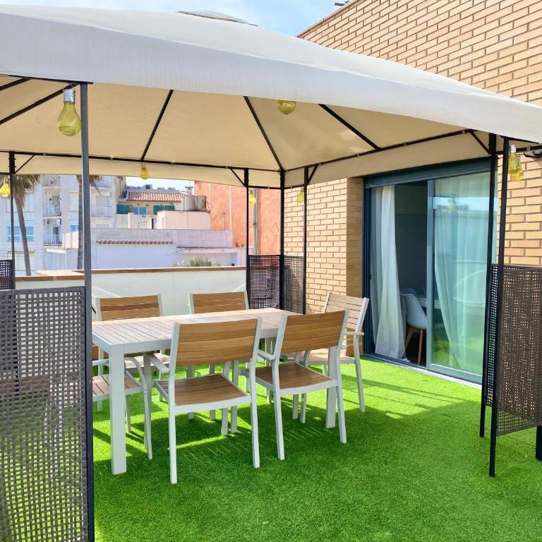 Ático con Vistas al Mar a un Paso del Centro - Apartamento de 2 dormitorios - 56