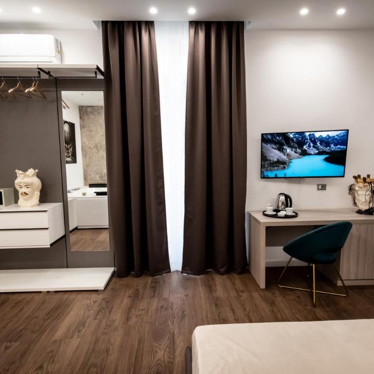 Fervore Luxury Rooms - King Room with Spa Bath - 3