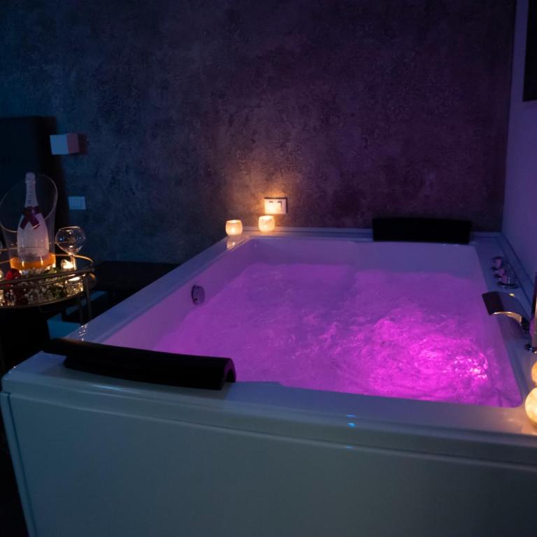 Fervore Luxury Rooms - King Room with Spa Bath - 8