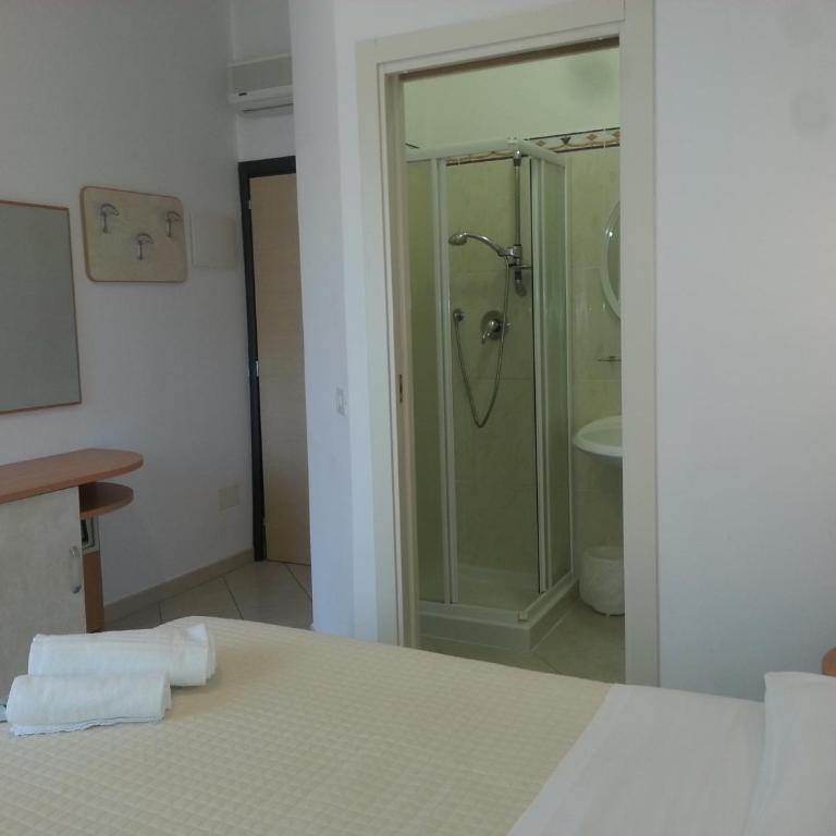 Hotel Prestige - Camera Matrimoniale con Balcone e Vista Giardino - 6