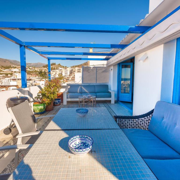 The Blue House - Three-Bedroom House - 29