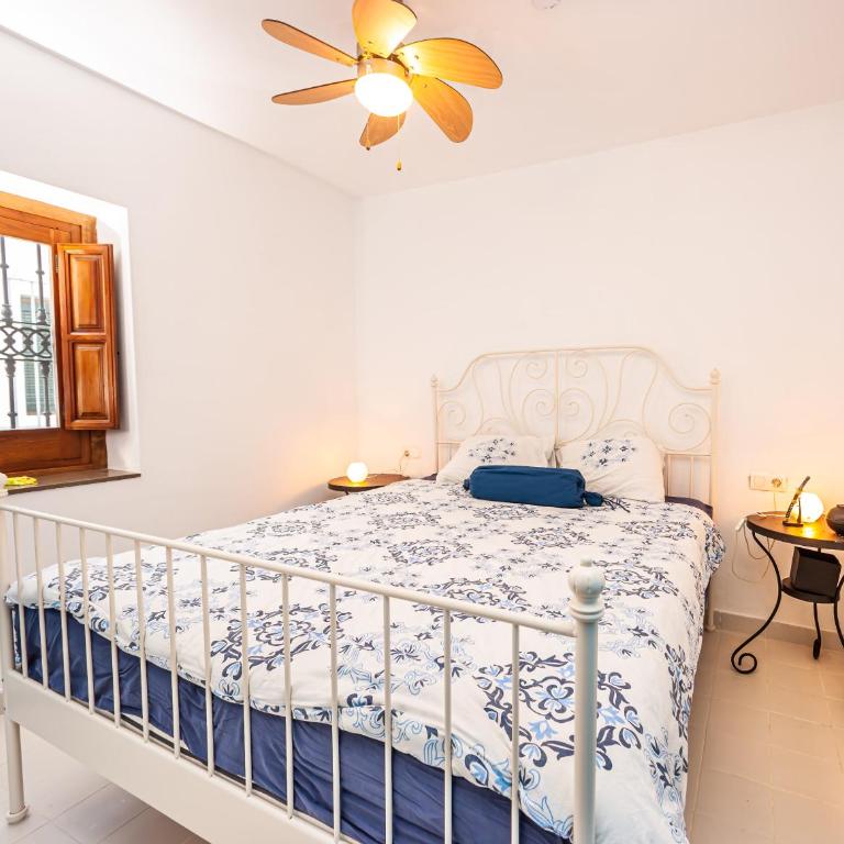The Blue House - Three-Bedroom House - 28