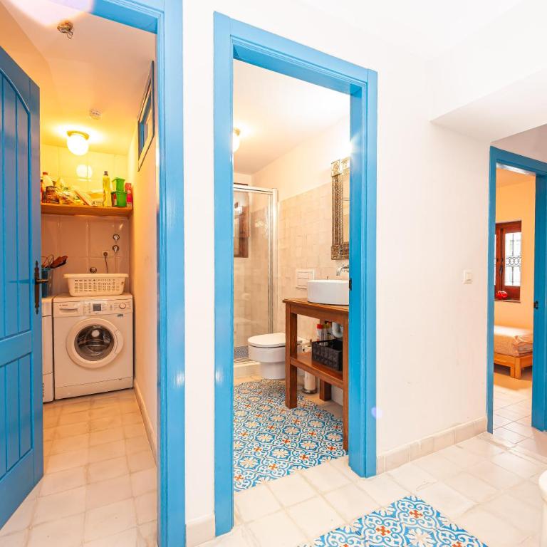 The Blue House - Three-Bedroom House - 30