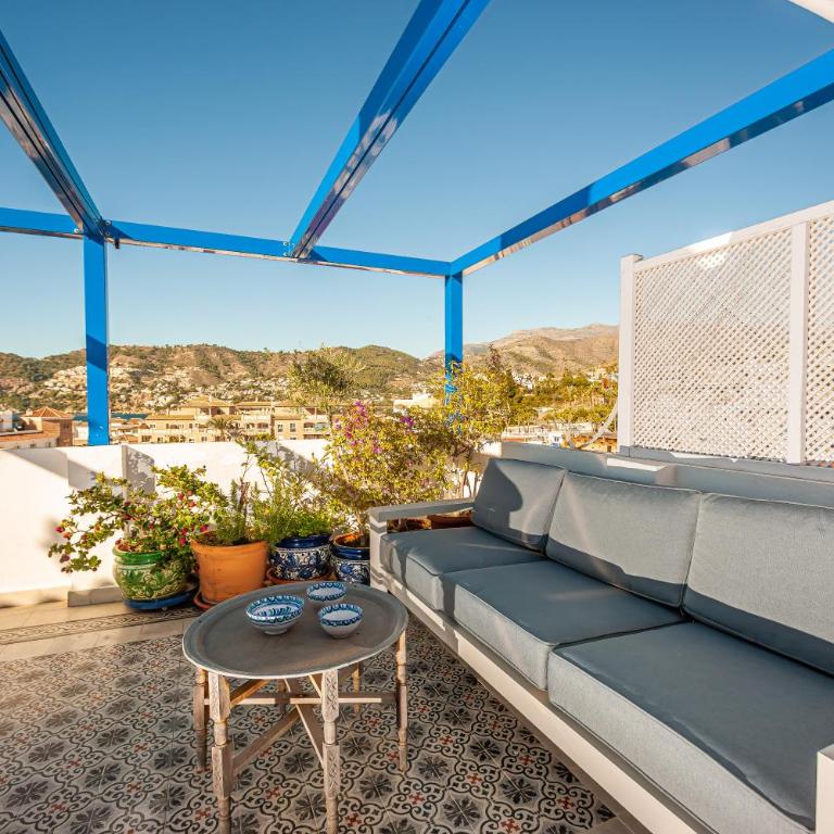 The Blue House - Three-Bedroom House - 31