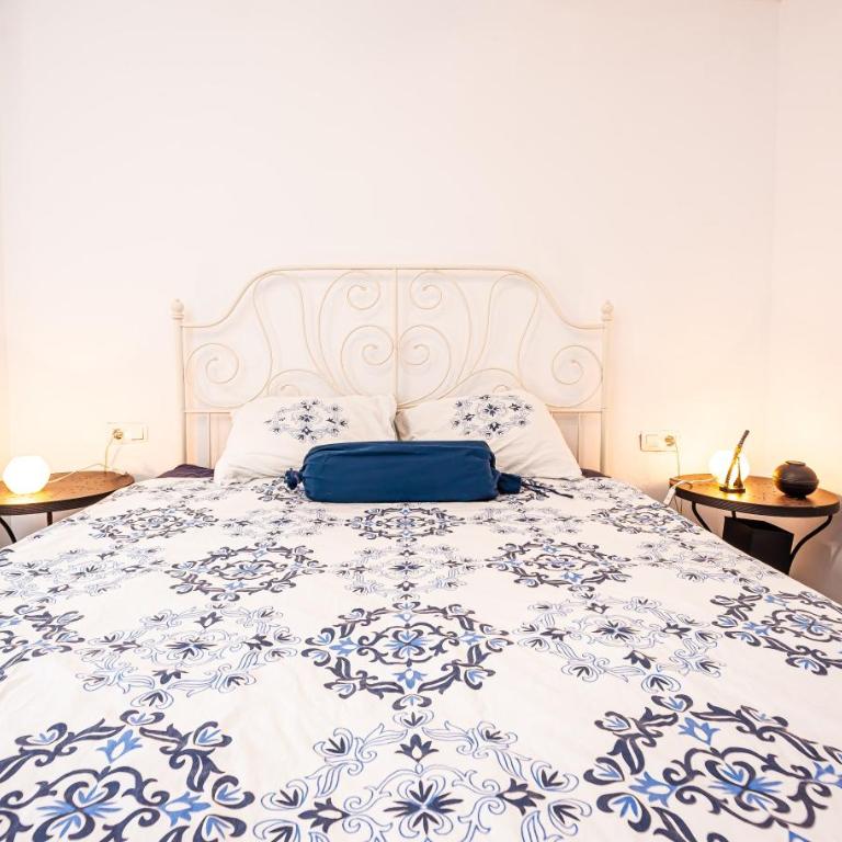 The Blue House - Three-Bedroom House - 38
