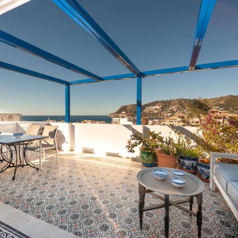 The Blue House - Three-Bedroom House - 43