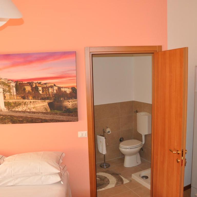 CityWalls Guest House Bergamo - Camera Matrimoniale/Doppia con Letti Singoli con Bagno Privato - 13