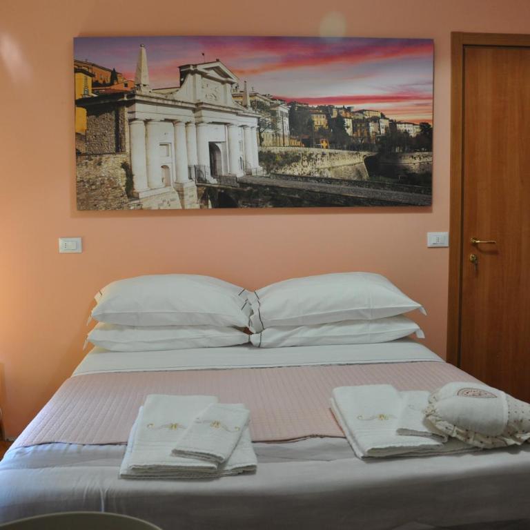CityWalls Guest House Bergamo - Camera Matrimoniale/Doppia con Letti Singoli con Bagno Privato - 12