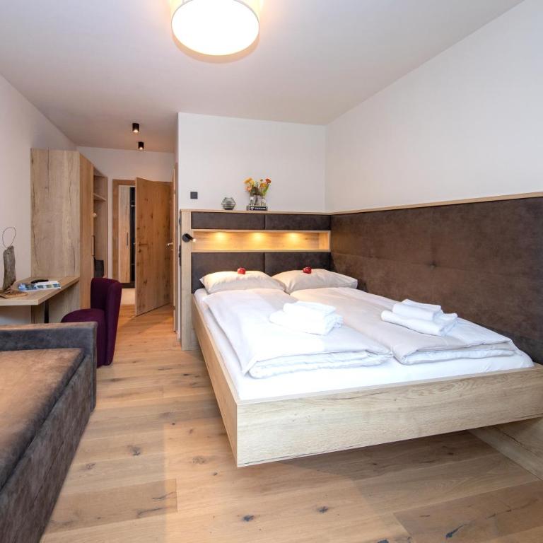 Emma Deluxe Aparthotel, Aircondition, ganzjährig beheizter Außenpool & Skibus direkt vor der Tür - Apartment mit Balkon - 9