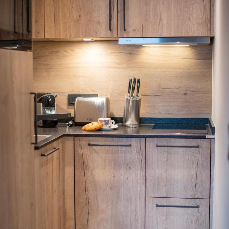 Emma Deluxe Aparthotel, Aircondition, ganzjährig beheizter Außenpool & Skibus direkt vor der Tür - Ferienwohnung mit 1 Schlafzimmer direkt am Pool - 5