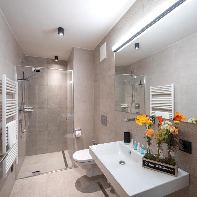 Emma Deluxe Aparthotel, Aircondition, ganzjährig beheizter Außenpool & Skibus direkt vor der Tür - Ferienwohnung mit 1 Schlafzimmer direkt am Pool - 2