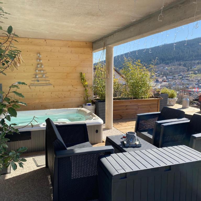 AU NID COSY D'ISA A GERARDMER VOSGES - Spas privatifs - Chambre Double avec Terrasse et Jacuzzi Privé - 2