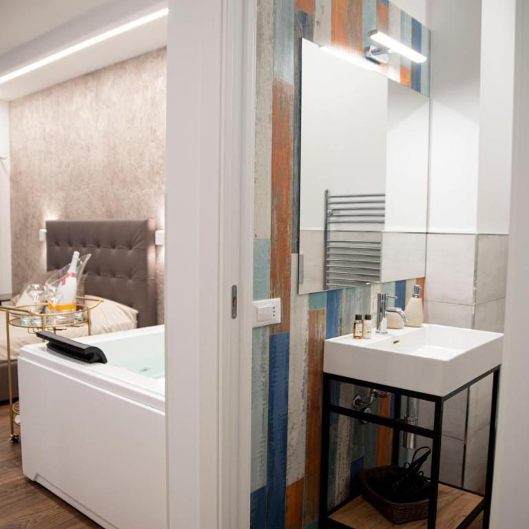 Fervore Luxury Rooms - King Room with Spa Bath - 10