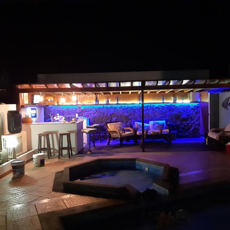 Extremely Private Villa, Heated Pool & Jacuzzi, Pool Wet Bar, Great Views. - Three-Bedroom Villa - 22