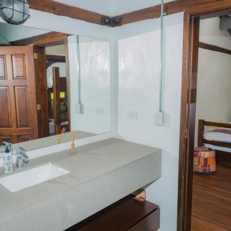 Entre Árboles Hostal - Habitación Cuádruple con baño privado - 3