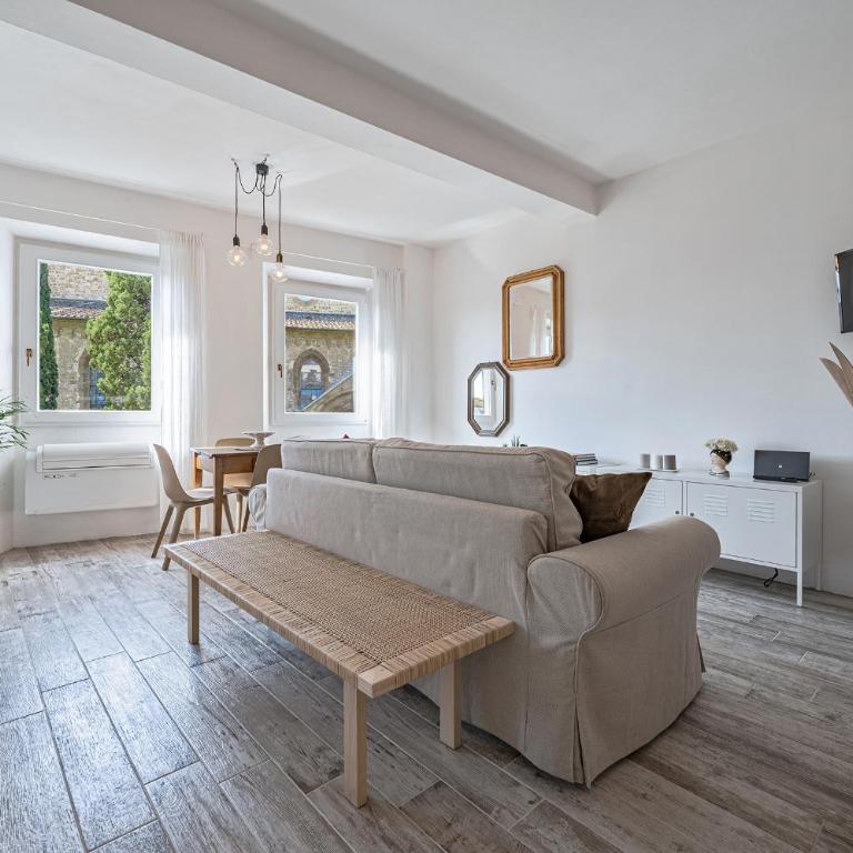 Via Avelli, 4 - Daniela - Florence Charming Apartments - Delightful and bright 3rd-floor apartment without elevator, overlooking one of Florence's most beautiful squares, Exceptionally located for exploring the city - Appartamento con 1 Camera da Letto - 2