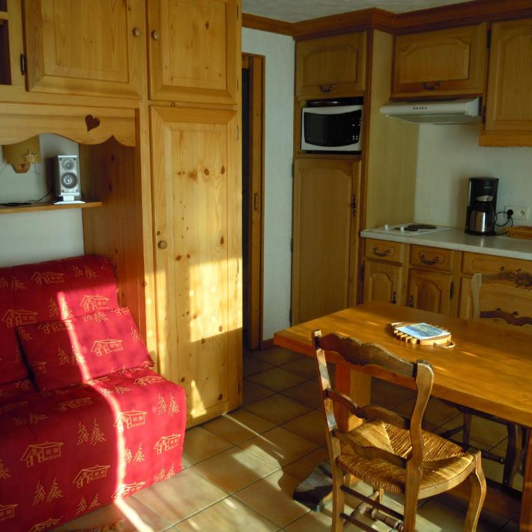 A4 km de Megève très joli studio avec jacuzzi ,vue sur les montagnes au calme - Studio - 1