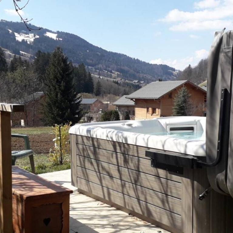 A4 km de Megève très joli studio avec jacuzzi ,vue sur les montagnes au calme - Studio - 28