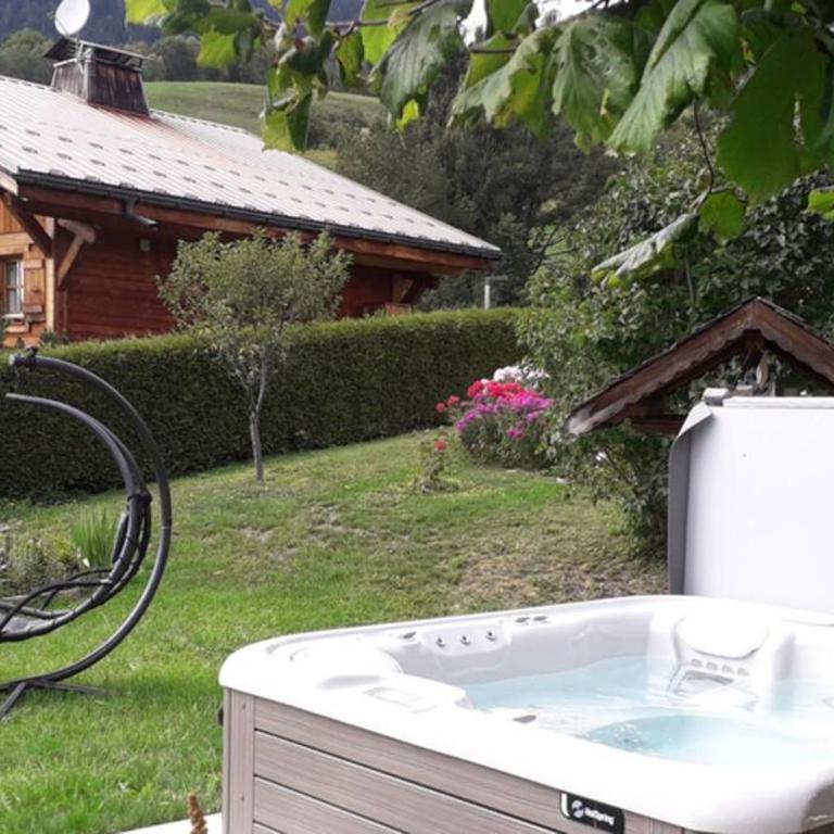 A4 km de Megève très joli studio avec jacuzzi ,vue sur les montagnes au calme - Studio - 31