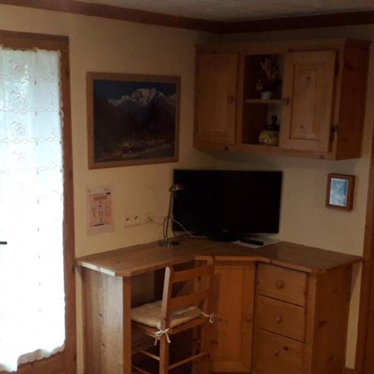 A4 km de Megève très joli studio avec jacuzzi ,vue sur les montagnes au calme - Studio - 35