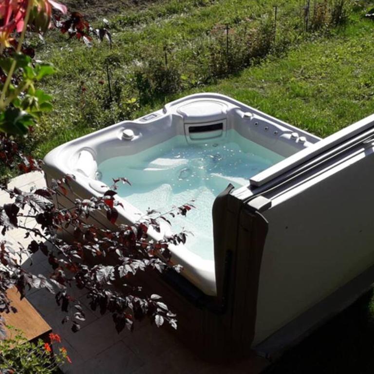 A4 km de Megève très joli studio avec jacuzzi ,vue sur les montagnes au calme - Studio - 37