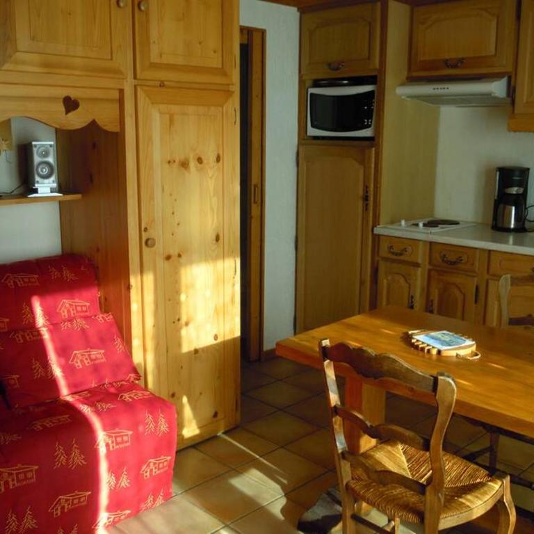 A4 km de Megève très joli studio avec jacuzzi ,vue sur les montagnes au calme - Studio - 39