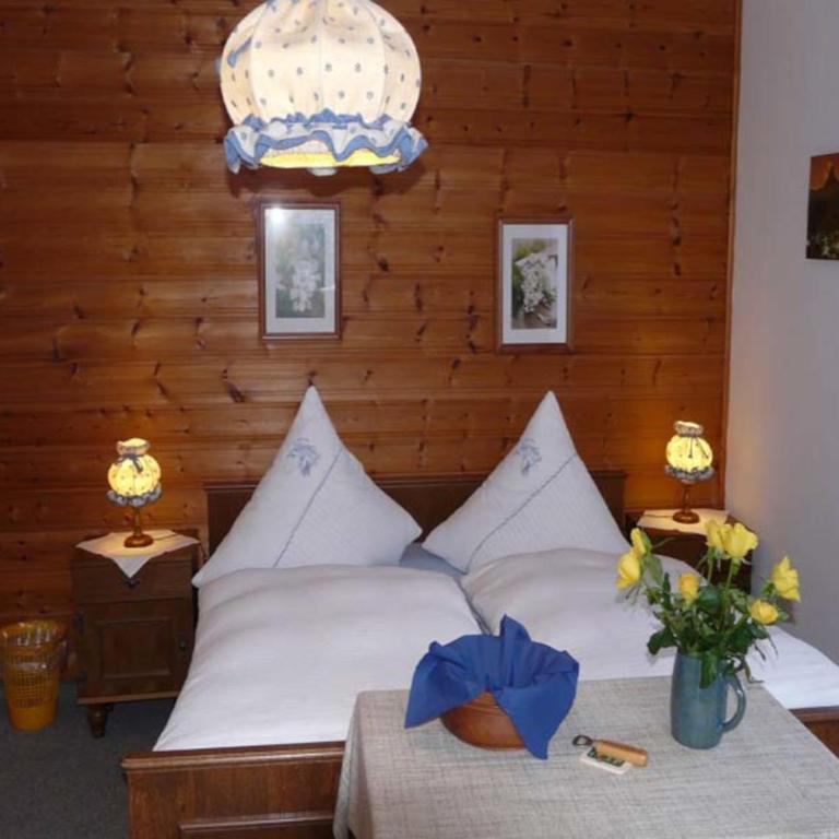 Gästehaus Schwaiger - Doppelzimmer mit eigenem Bad - 1