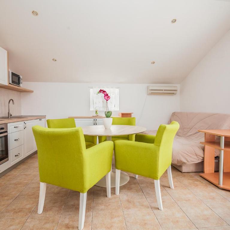 Apartments Batricevic - Two-Bedroom Apartment with Sea View Balcony and Sofa Bed (7 Adults) - 2