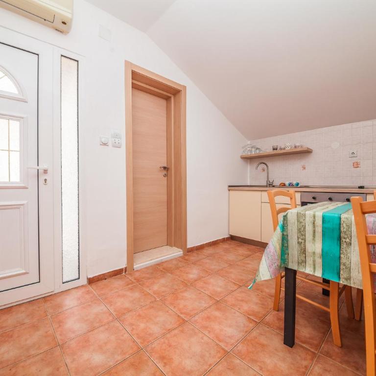 Apartments Batricevic - Two-Bedroom Apartment with Sofa Bed (5 Adults) - 9
