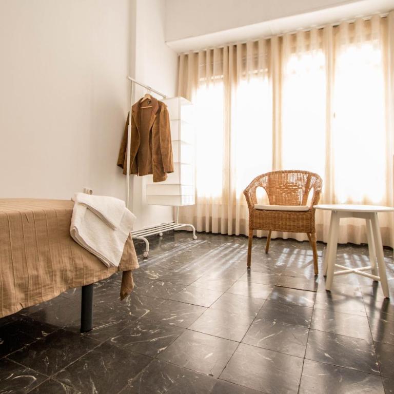 Rotaret - Single Room with Shared Bathroom - 2