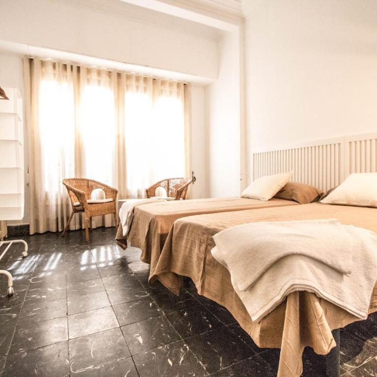 Rotaret - Twin Room with Two beds and Shared Bathroom - 5
