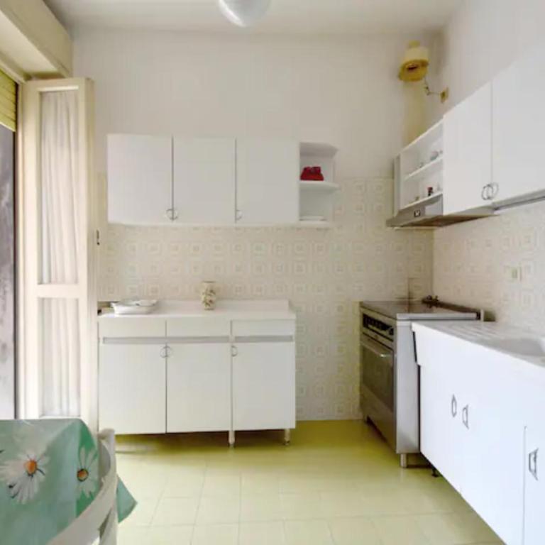 Trilocale con posto auto privato a 5 minuti a piedi dalla spiaggia - Appartamento con 1 Camera da Letto - 8