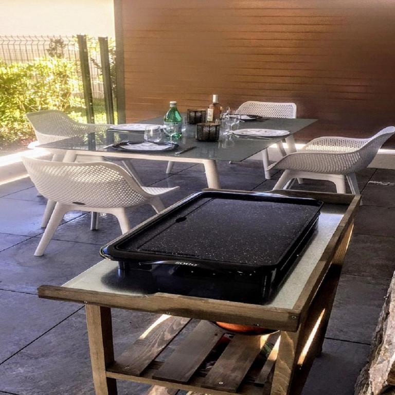 Moderne T2 avec garage ,très calme avec jardin privé et piscine, à 400m du centre ville et des plages, WIFI remise supplémentaire de 10 pourcent pour une location à la semaine - Appartement 1 Chambre - 5