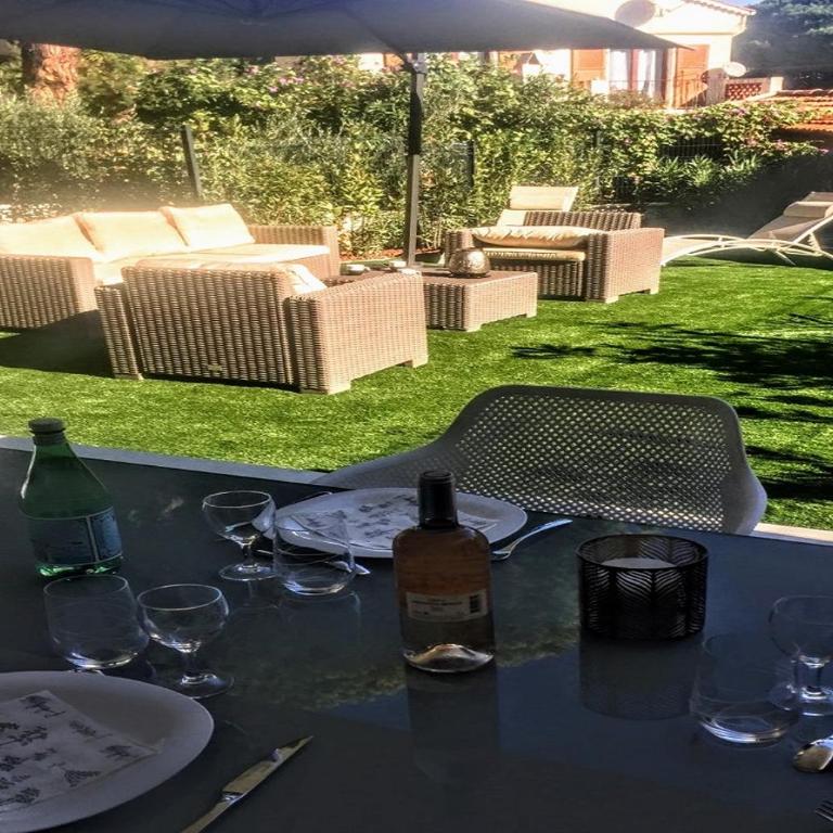 Moderne T2 avec garage ,très calme avec jardin privé et piscine, à 400m du centre ville et des plages, WIFI remise supplémentaire de 10 pourcent pour une location à la semaine - Appartement 1 Chambre - 3