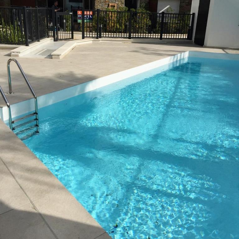 Moderne T2 avec garage ,très calme avec jardin privé et piscine, à 400m du centre ville et des plages, WIFI remise supplémentaire de 10 pourcent pour une location à la semaine - Appartement 1 Chambre - 7