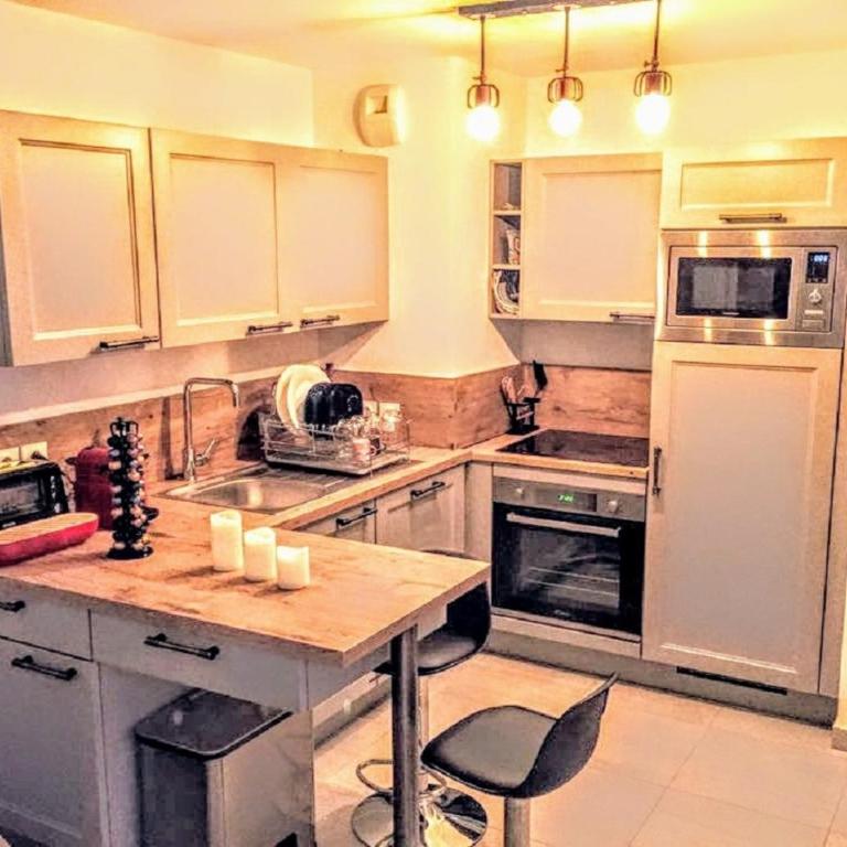 Moderne T2 avec garage ,très calme avec jardin privé et piscine, à 400m du centre ville et des plages, WIFI remise supplémentaire de 10 pourcent pour une location à la semaine - Appartement 1 Chambre - 9