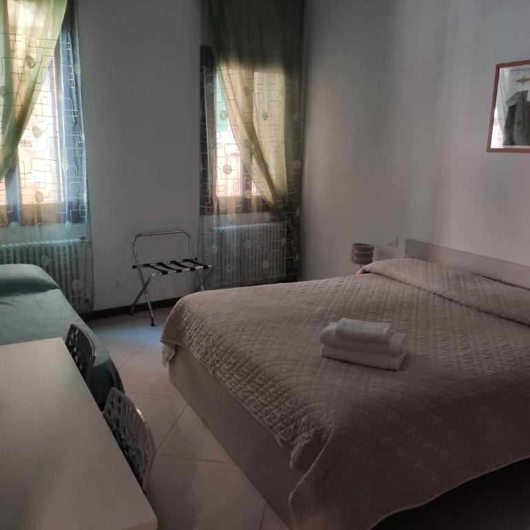 Sweet Venice - checkin at "Alloggi SS Giovanni e Paolo" - Camera Tripla con Bagno Esterno in Comune - 7