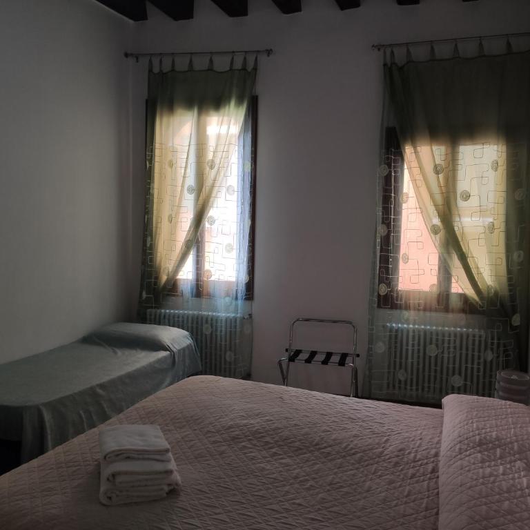 Sweet Venice - checkin at "Alloggi SS Giovanni e Paolo" - Camera Tripla con Bagno Esterno in Comune - 8