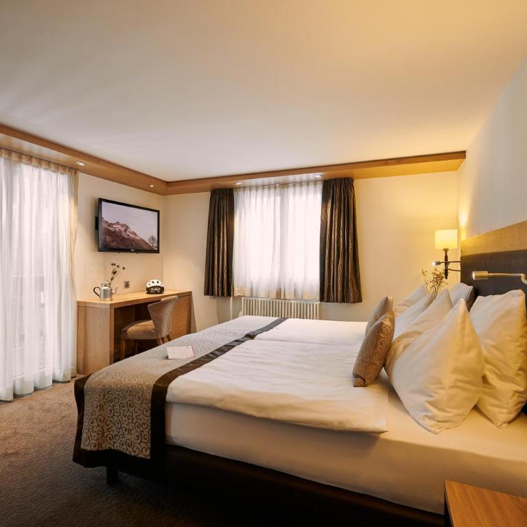 Hotel AMBiANCE - Standard Double Room with Matterhorn Balcony View - 5