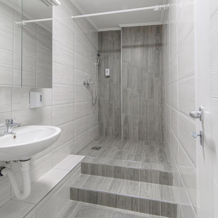 DuMalux Room - One-Bedroom Apartment - 8