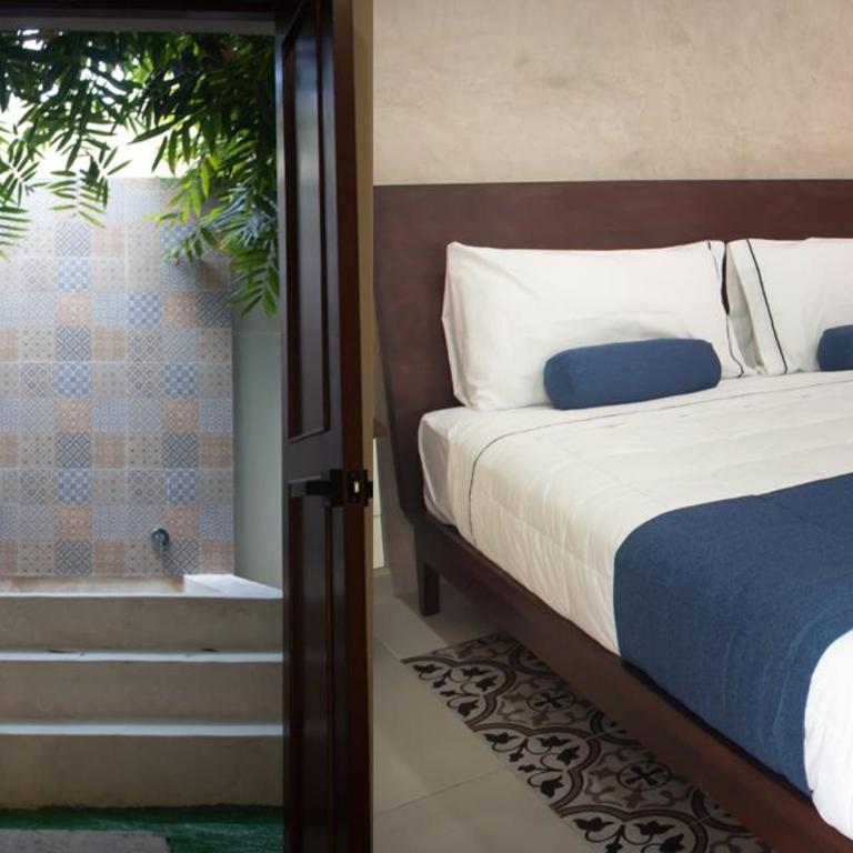 Hotel Las Monjas - King Suite with Exterior Jacuzzi - 3