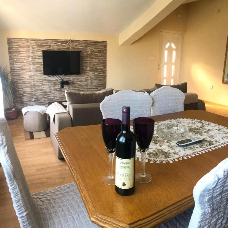 Jovana -- porodicni apartmani Igalo - Two-Bedroom Apartment - 1
