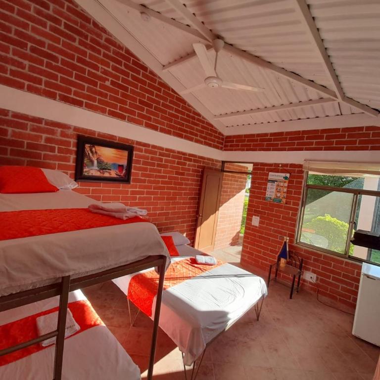 Club Bella Suiza - Carlos Ossa Escobar - Habitación Doble con baño privado - 2 camas - 1