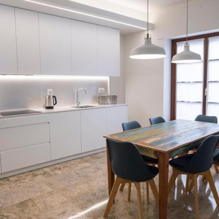 Dos Torres Exclusivos en Calle Alfonso I - Apartamento Deluxe de 2 dormitorios con balcón - 10